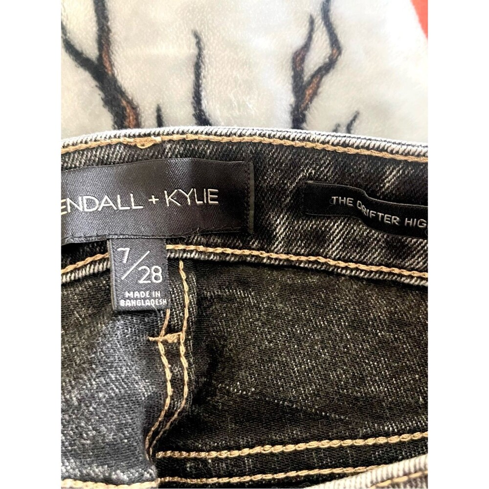 Kendall + Kylie The Drifter High Rise Cutoff Black Denim Shorts Size 7 (28”) - Picture 6 of 7